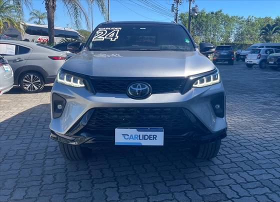 TOYOTA HILUX SW4 2.8 D-4D TURBO DIESEL DIAMOND 7L 4X4 AUTOMÁTICO